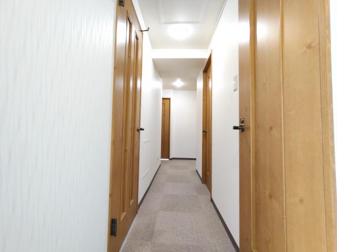 【廊下】木目調の建具が温かみを感じる空間☆ 【廊下】木目調の建具が温かみを感じる空間☆