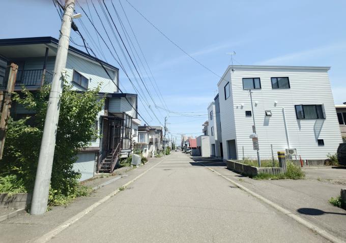 【前面道路】日当たりが良いです。 【前面道路】日当たりが良いです。