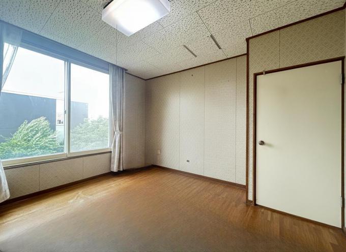 【洋室②】大きな窓から庭を一望できる開放感ある空間◎ 【洋室②】大きな窓から庭を一望できる開放感ある空間◎