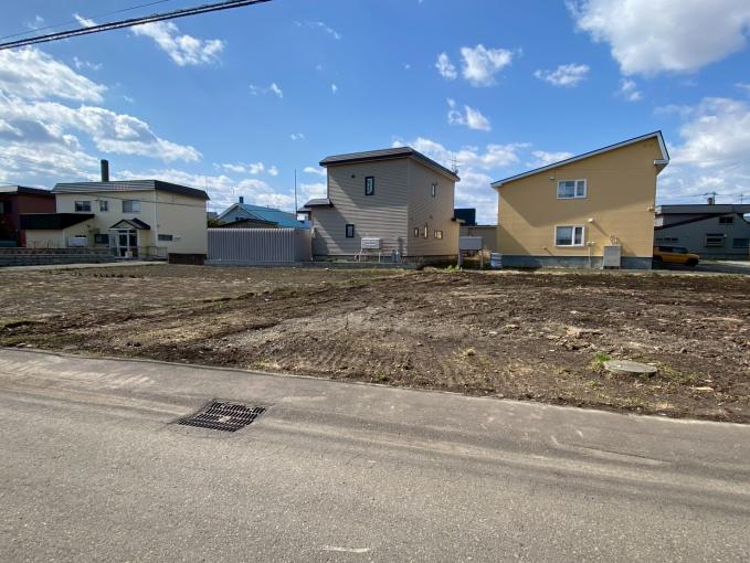 ・建築条件無し・前面道路幅員８ｍ公道・中央小学校徒歩６分