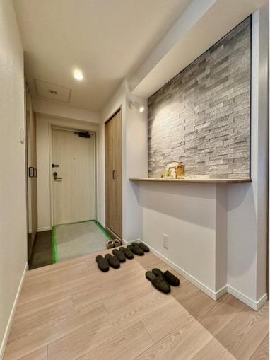 明るい木目調の建具が一新された、清潔感のある玄関。