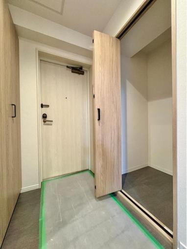 明るい木目調の建具が一新された、清潔感のある玄関。
