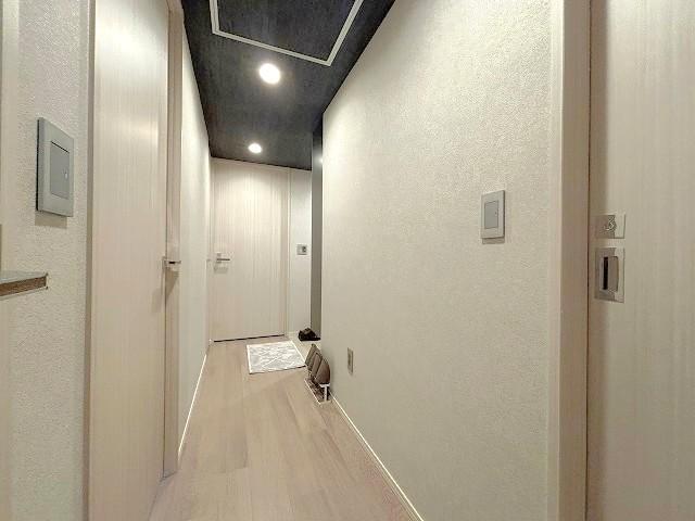 【廊下】ダーク木目調の天井とグレー壁でおしゃれな空間♪ 【廊下】ダーク木目調の天井とグレー壁でおしゃれな空間♪