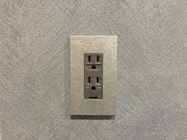 金属表面をランダムに研磨することで、味わい深い風合いと質感を演出する最上位商品です。 金属表面をランダムに研磨することで、味わい深い風合いと質感を演出する最上位商品です。