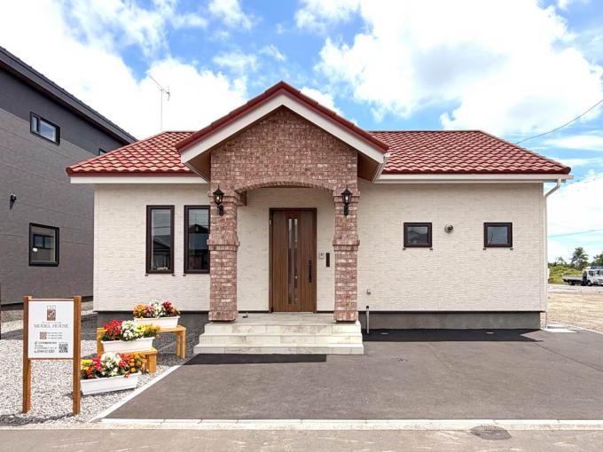 メンテナンスフリーの三角屋根を使用した洋風な外観。 メンテナンスフリーの三角屋根を使用した洋風な外観。
