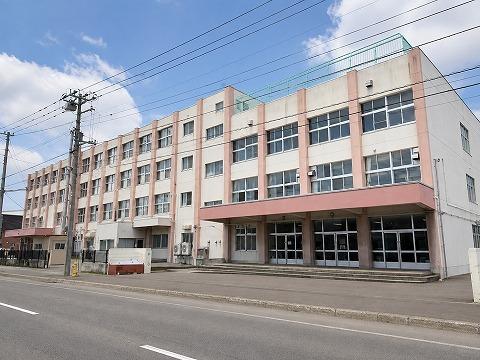 篠路中学校(徒歩5分) 篠路中学校(徒歩5分)