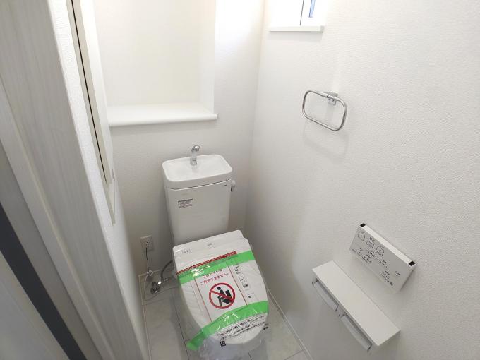トイレにも採光窓有り