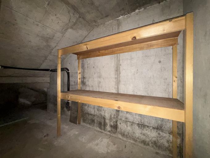 頑丈な木製ラックが備え付けられた地下物置 頑丈な木製ラックが備え付けられた地下物置