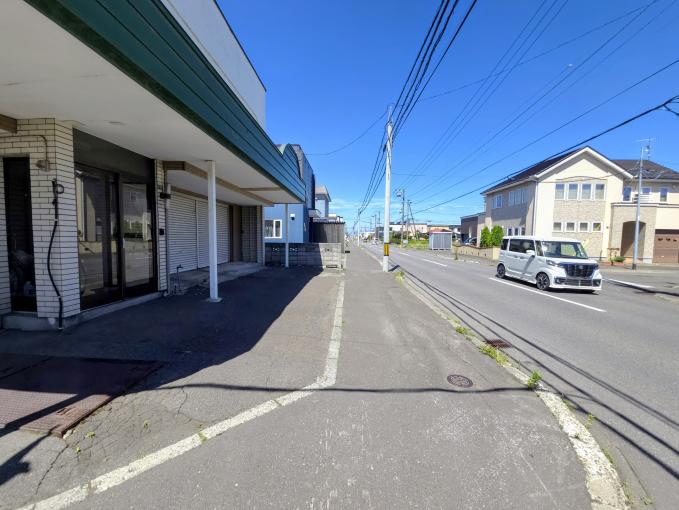 【現地土地写真】前面道路の幅員が8m以上と広々 【現地土地写真】前面道路の幅員が8m以上と広々