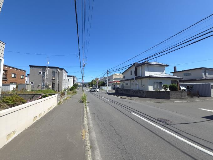 【前面道路】スーパーやドラッグストアも近くに揃う。 【前面道路】スーパーやドラッグストアも近くに揃う。