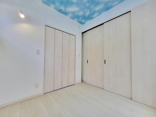 【洋室①】青空柄の天井が可愛らしいお部屋☆ 【洋室①】青空柄の天井が可愛らしいお部屋☆