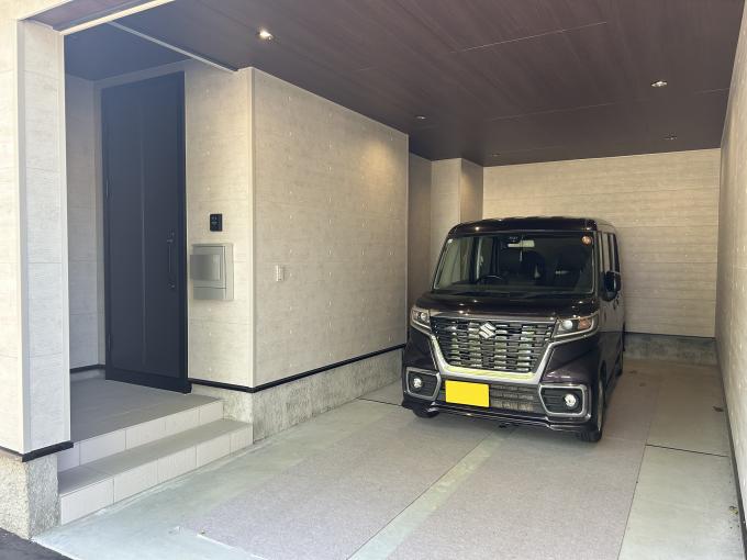 宅配ボックスが設置できる大型のポーチと、インナーガレージ 宅配ボックスが設置できる大型のポーチと、インナーガレージ