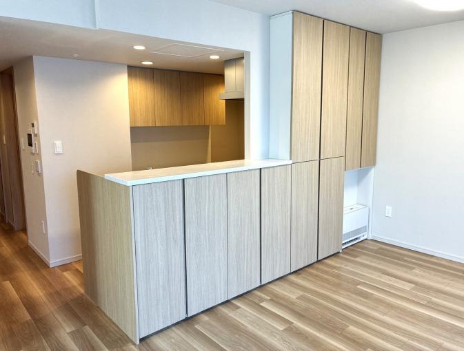 キッチン裏側にはオプションで収納を造作しています キッチン裏側にはオプションで収納を造作しています
