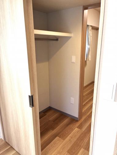 5帖洋室2部屋の間はウォークスルークローゼットです 5帖洋室2部屋の間はウォークスルークローゼットです