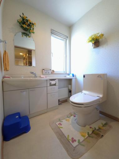 【トイレ】窓からの光が明るいゆとりあるトイレ空間。 【トイレ】窓からの光が明るいゆとりあるトイレ空間。