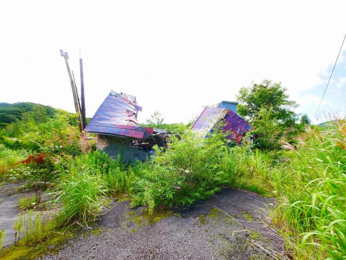 国道の東側は元は母屋がありましたが、現在は崩壊