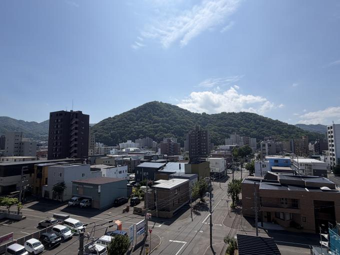 【眺望】手前に広がる街並みと、緑豊かな山並みを一望 【眺望】手前に広がる街並みと、緑豊かな山並みを一望