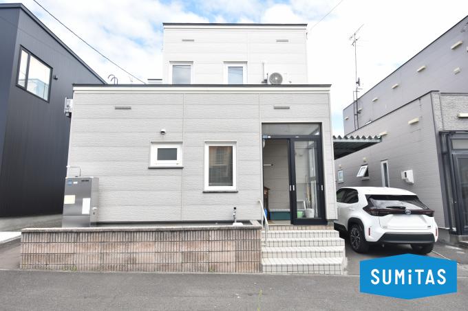 【外観】清潔感のある明るい佇まいの2階建住宅。 【外観】清潔感のある明るい佇まいの2階建住宅。