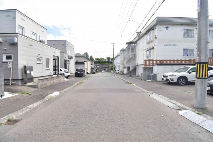 【前面道路】約10.0mの幅員がある広々とした前面道路。 【前面道路】約10.0mの幅員がある広々とした前面道路。