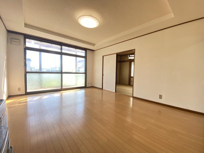 【リビング】引き戸を開放すれば隣接する和室と一体利用が可能