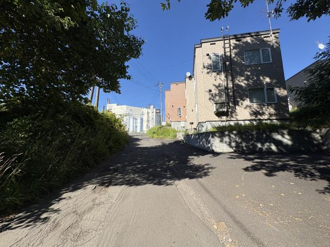 【前面道路】広々とした約300坪の土地