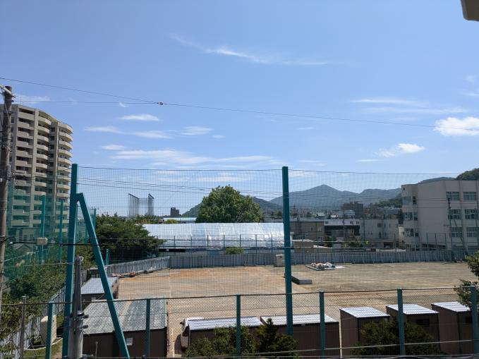 眺望、向かえは学校グランド