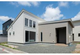 北海道千歳市あずさ4丁目18-3 の売買新築一戸建て物件詳細はこちら