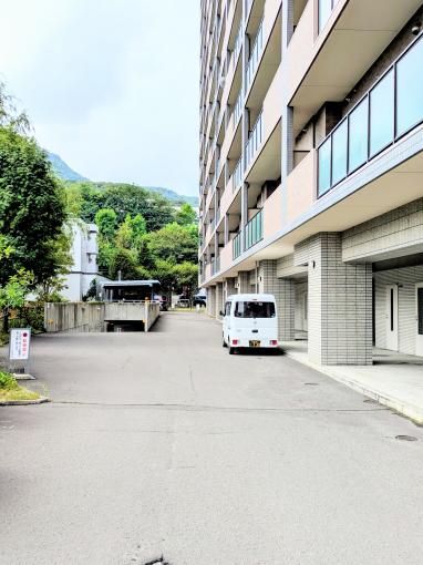 駐車場は地下の共同車庫です。 駐車場は地下の共同車庫です。