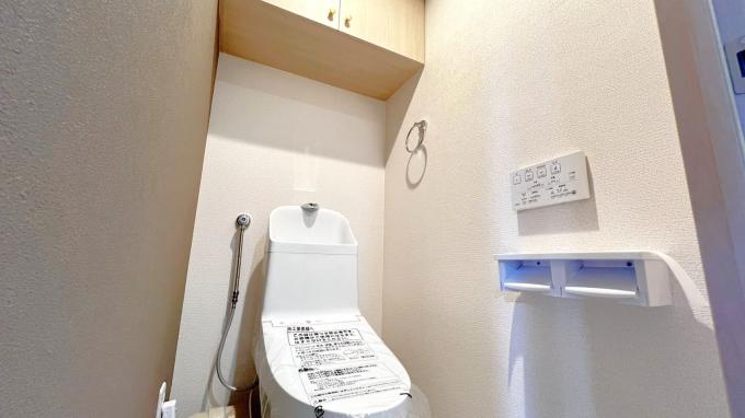 【トイレ】収納付きでトイレットペーパーや掃除用品もすっきり♪ 【トイレ】収納付きでトイレットペーパーや掃除用品もすっきり♪