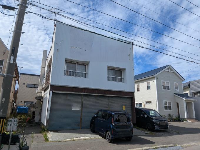 【外観】間口約12.8mとゆったりした敷地 【外観】間口約12.8mとゆったりした敷地