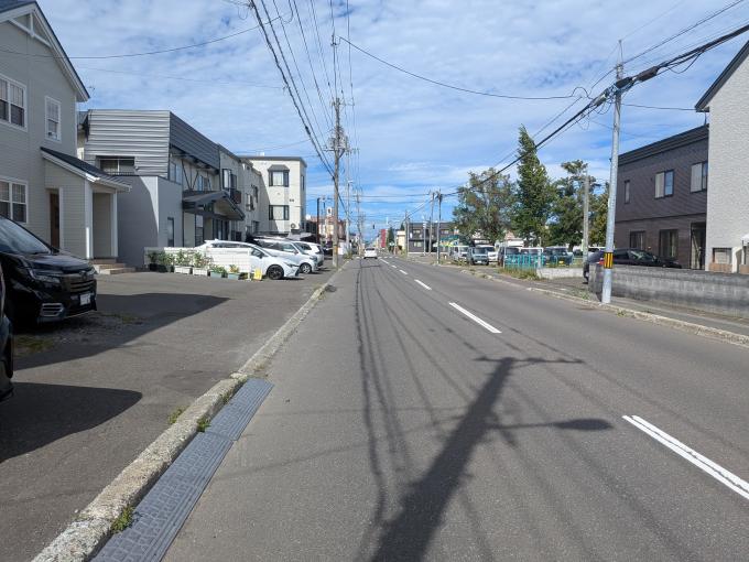 【前面道路】南東側幅員約12.9mの広々とした公道に接道 【前面道路】南東側幅員約12.9mの広々とした公道に接道