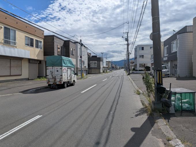 【前面道路】道路幅にゆとりがあるため日当たり良好 【前面道路】道路幅にゆとりがあるため日当たり良好