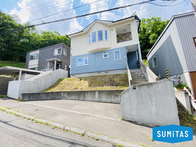 【外観】緑豊かな住環境に佇む高台の3SLDK住宅