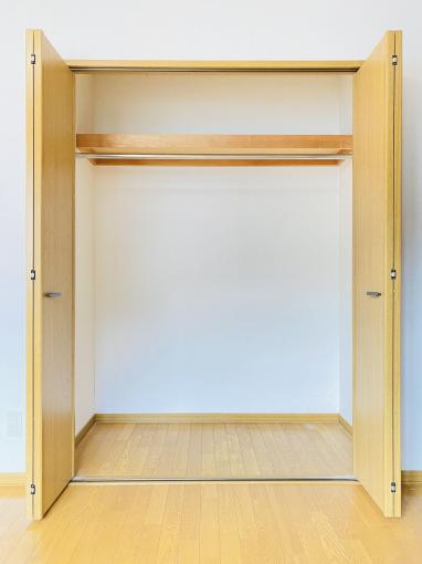 【収納】折れ戸式で大きく開く押入タイプのクローゼット