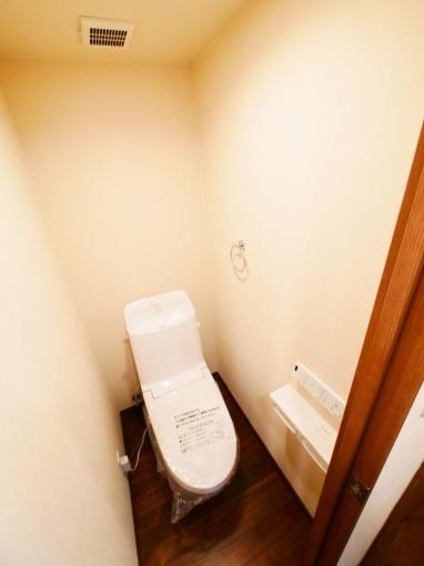 ウォシュレット一体型のトイレも新品です。 ウォシュレット一体型のトイレも新品です。
