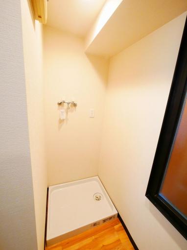 洗濯機置き場・混合栓も交換しています。 洗濯機置き場・混合栓も交換しています。