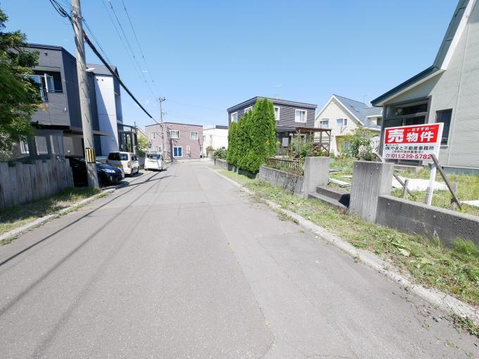 敷地と道路はほぼ等高ですね。