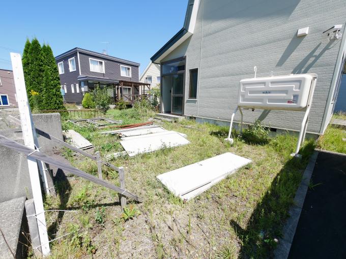玄関前も十分な広さがあるので、軽自動車等駐車可能
