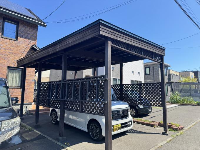 大切な愛車を雨や雪から守る木製カーポート。 大切な愛車を雨や雪から守る木製カーポート。