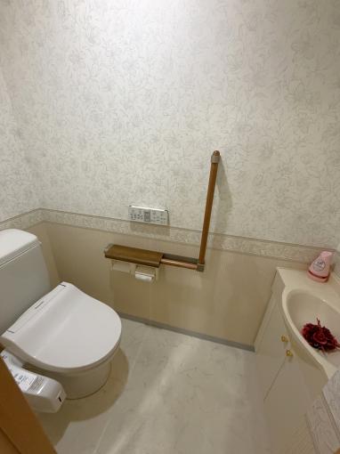【トイレ】手洗い器や、立ち座りをサポートする手すりを設置 【トイレ】手洗い器や、立ち座りをサポートする手すりを設置