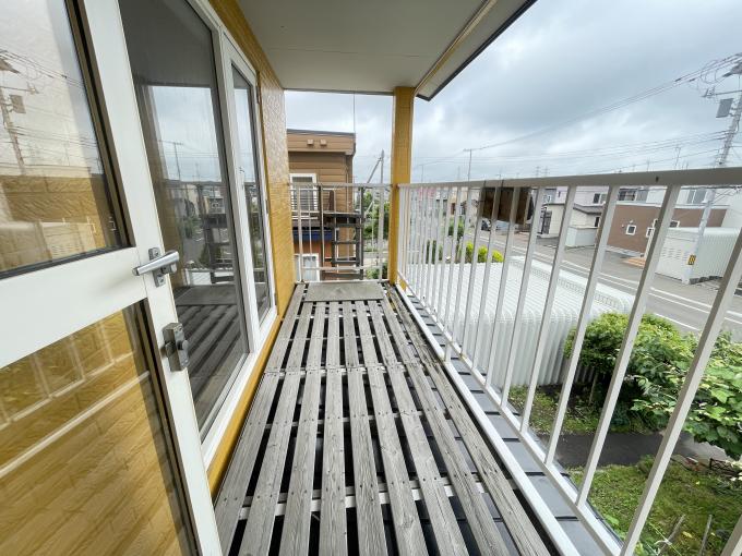 【バルコニー】屋根付きで急な雨でも安心の洗濯干しスペース♪ 【バルコニー】屋根付きで急な雨でも安心の洗濯干しスペース♪