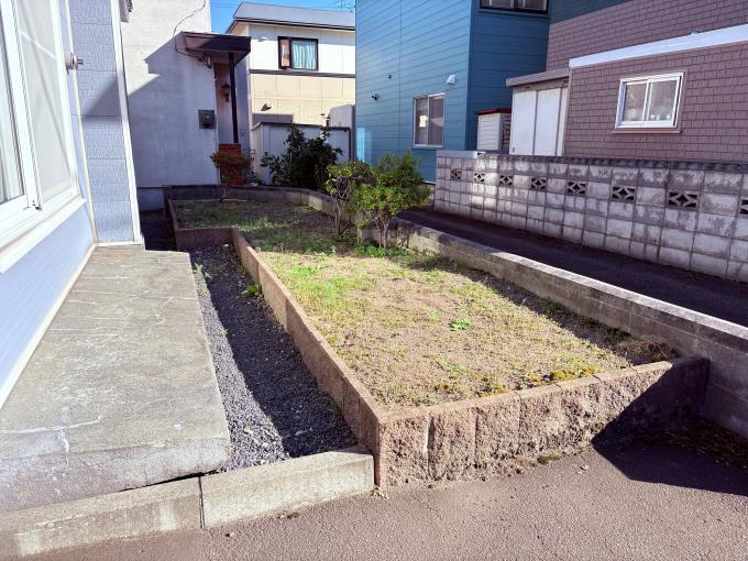 【庭】日当たりの良い南向きの専用庭スペース。