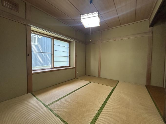 【1階和室】木目調の天井と和風の照明が心を和ませる和室。 【1階和室】木目調の天井と和風の照明が心を和ませる和室。