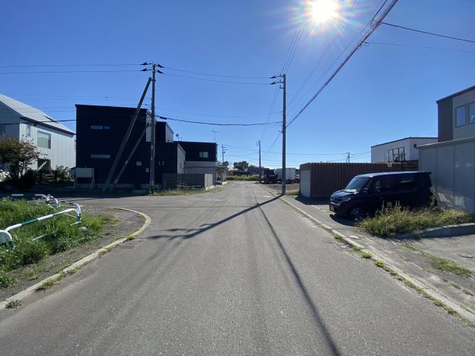 【前面道路】落ち着いた住環境が広がっています。
