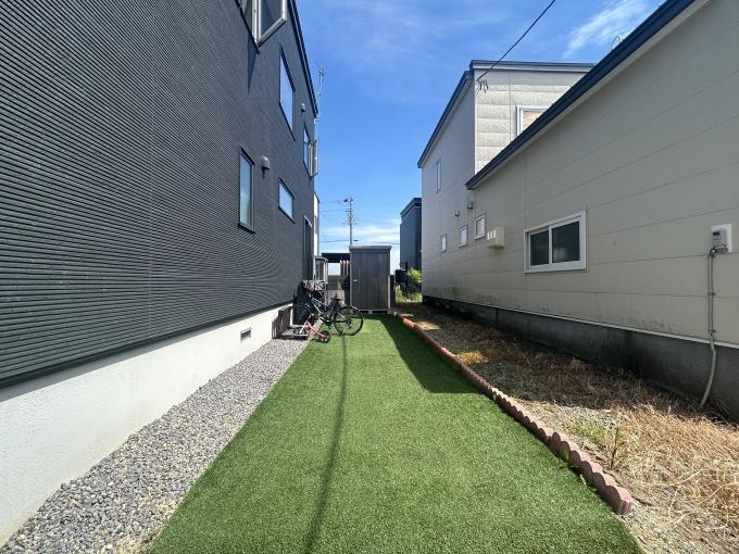 【庭】人工芝敷きで安全な遊び場◎