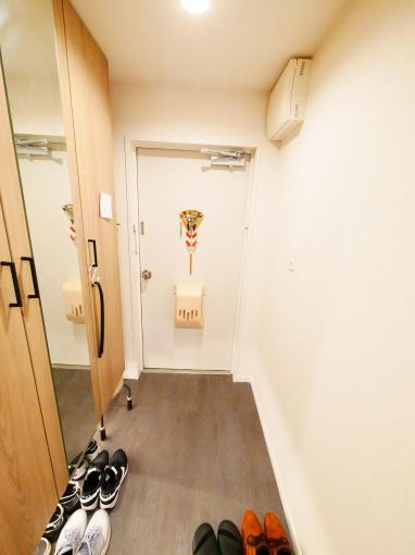 玄関は全身鏡付の靴収納が御座います。 玄関は全身鏡付の靴収納が御座います。
