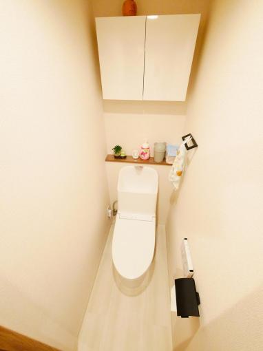 ウォシュレット一体型トイレです。収納も便利! ウォシュレット一体型トイレです。収納も便利!