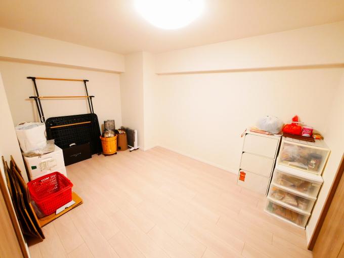 納戸部分です。クローゼットもあるのでお部屋として利用可能。 納戸部分です。クローゼットもあるのでお部屋として利用可能。