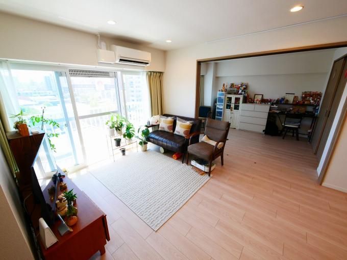 洋室を開放すると、リビングと一体で使用可能です。 洋室を開放すると、リビングと一体で使用可能です。