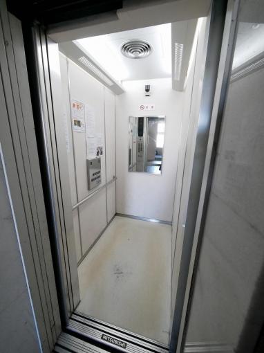 エレベーターも御座います。9人乗りと広めです。 エレベーターも御座います。9人乗りと広めです。